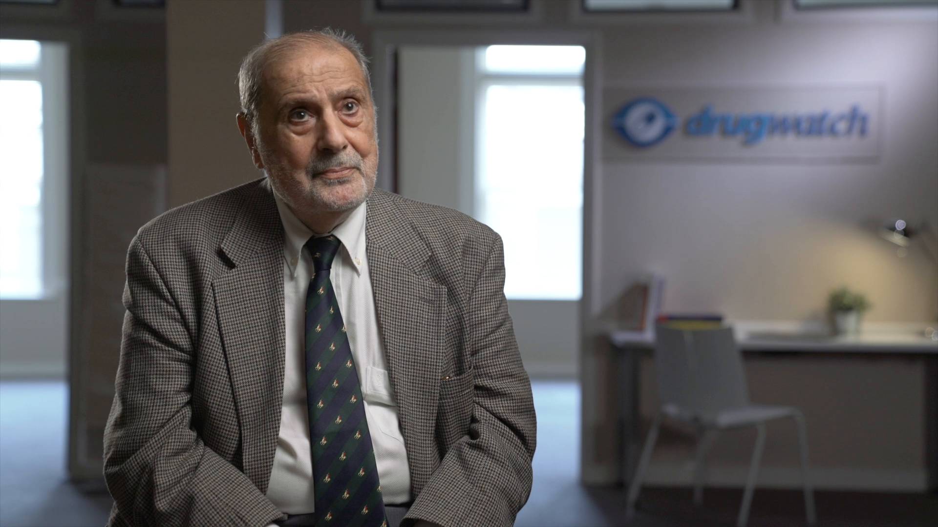 What are the alternatives to hernia mesh surgery?